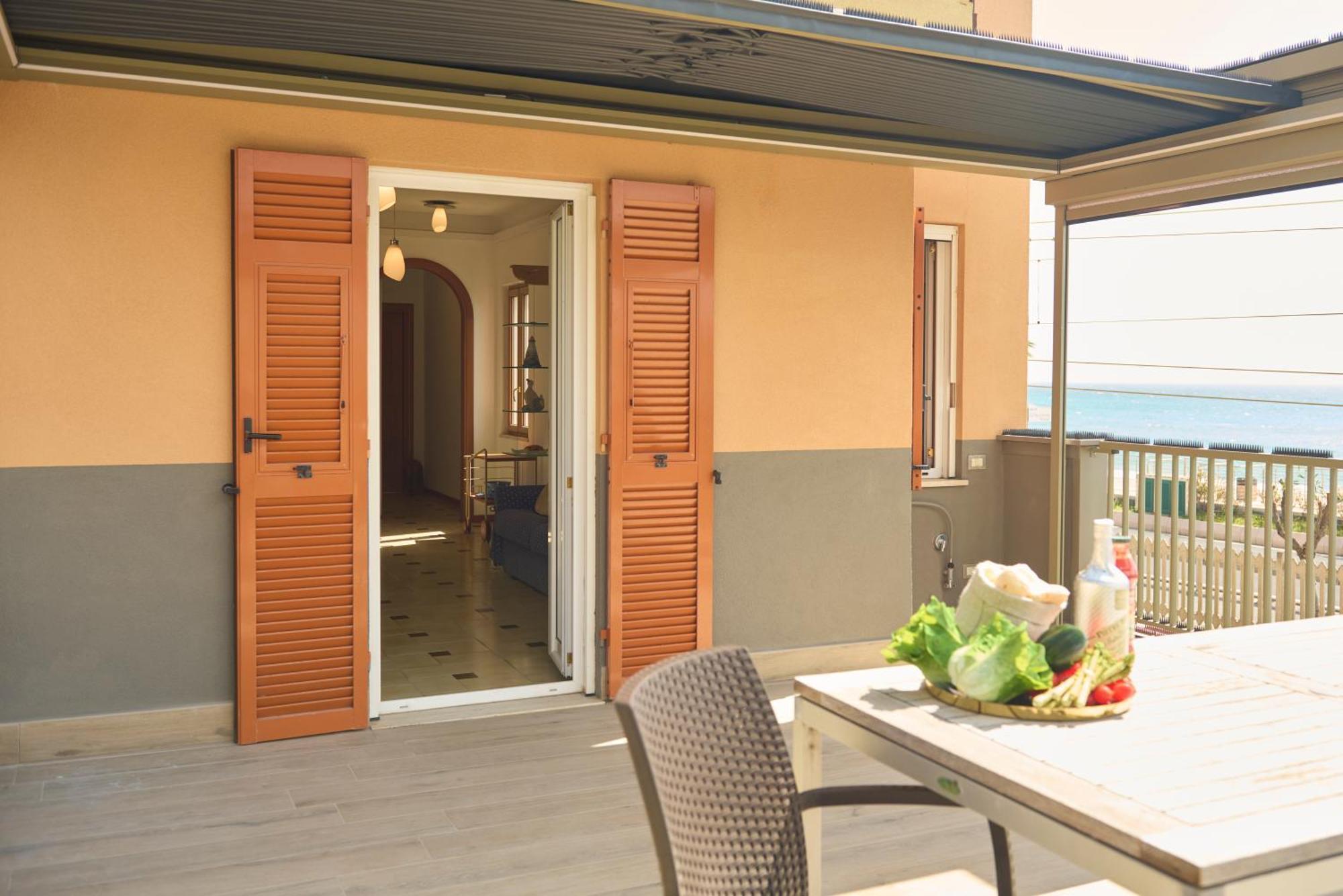 Апартаменты Terrazza Sul Mare A Пьетра-Лигуре Экстерьер фото